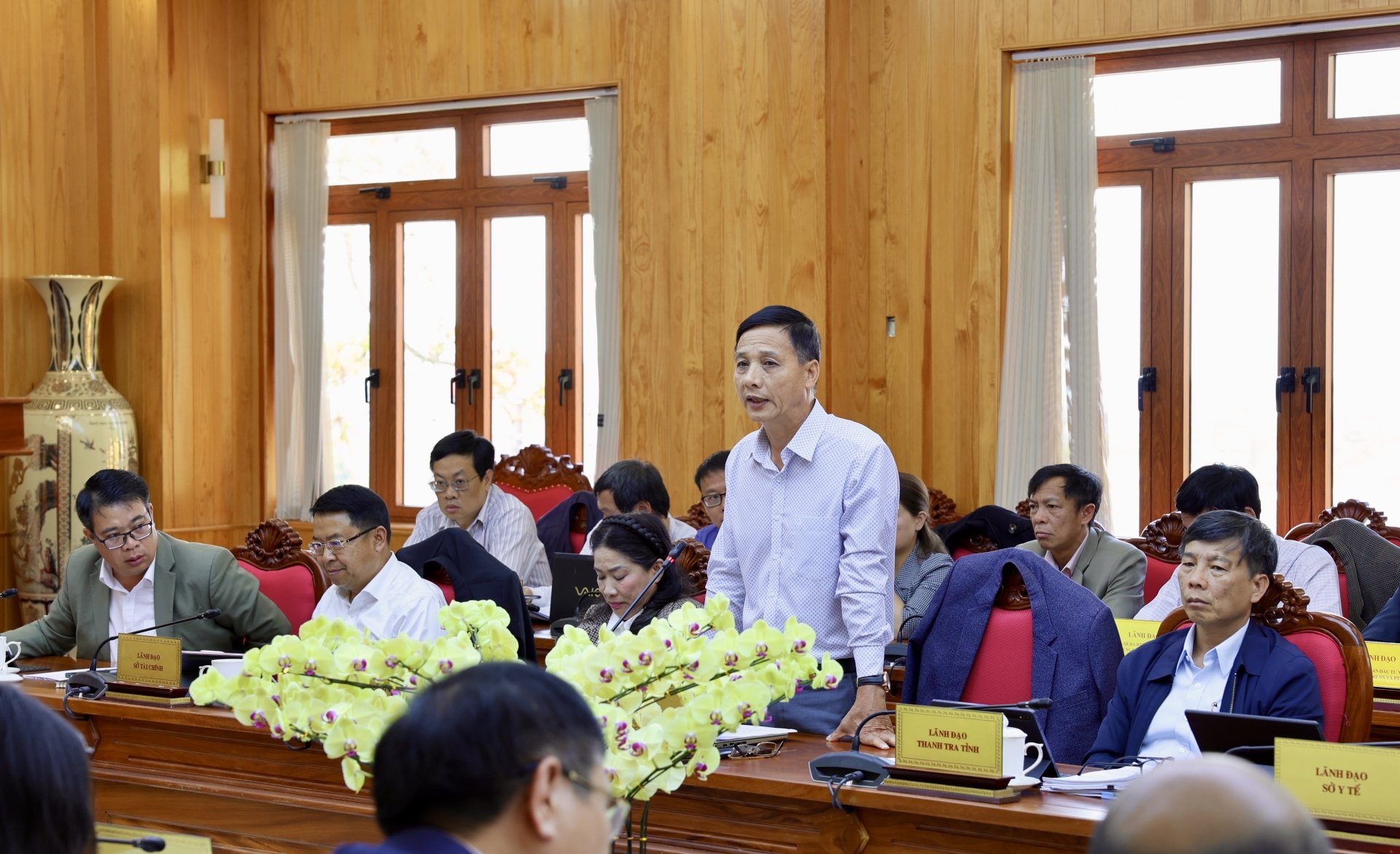 Phó Giám đốc Sở Văn hoá - Thể thao và Du lịch Nguyễn Văn Hải giải trình về công tác quản lý thu dịch vụ lưu trú và các dịch vụ du lịch thấp so với lượng khách đến Lâm Đồng; và, kế hoạch thực hiện chuỗi sự kiện “Những ngày Lâm Đồng ở Hà Nội”…