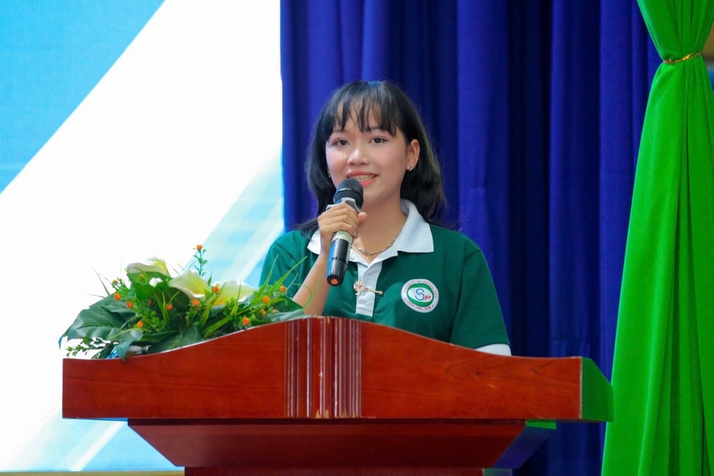 6 nữ sinh được nhận bằng khen vì mời cựu chiến binh cùng xem diễu binh - 3