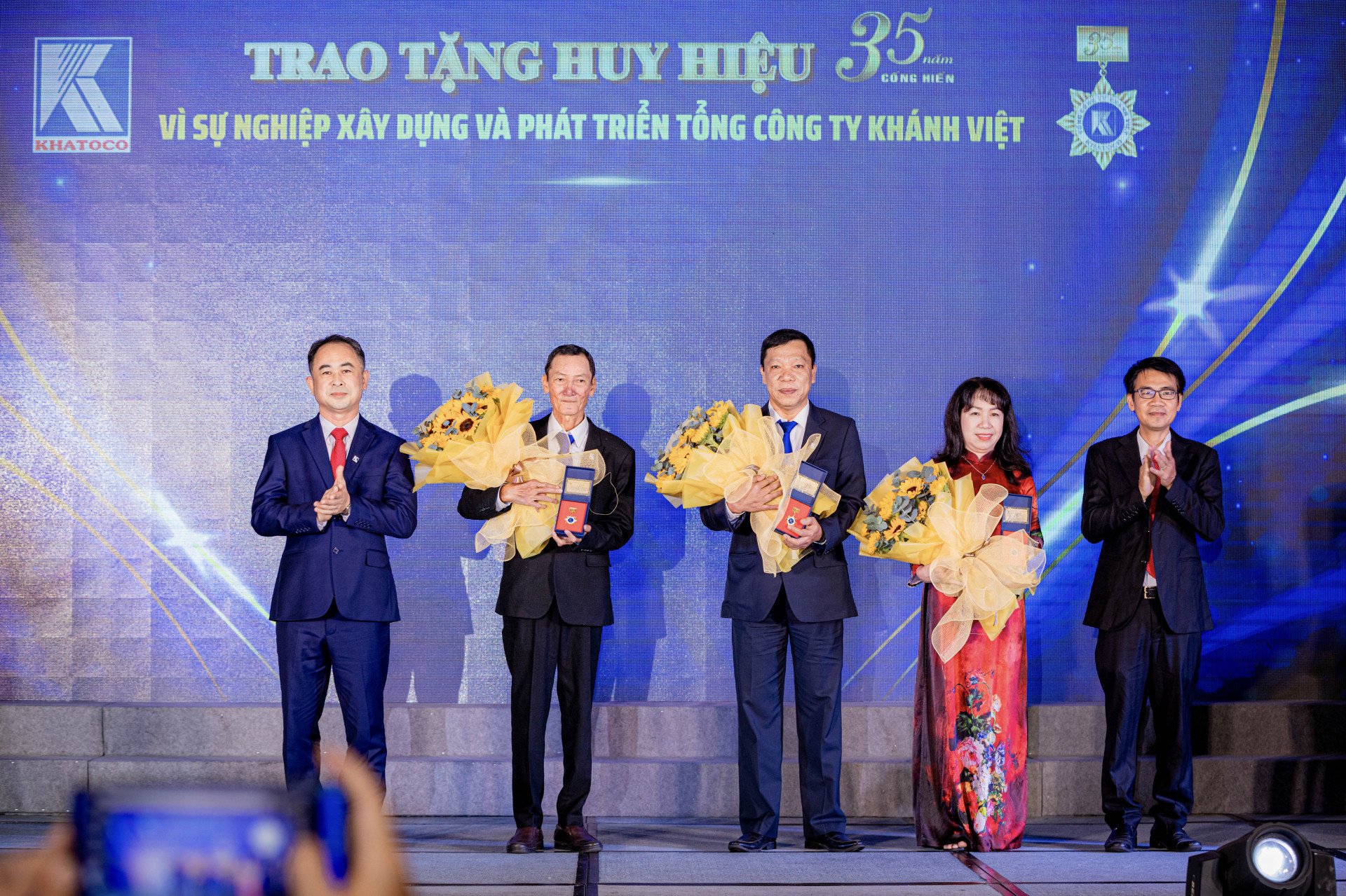 Lãnh đạo Tổng Công ty Khánh Việt trao Huy hiệu 35 năm vì sự nghiệp xây dựng và phát triển Tổng Công ty Khánh Việt cho người lao động 

