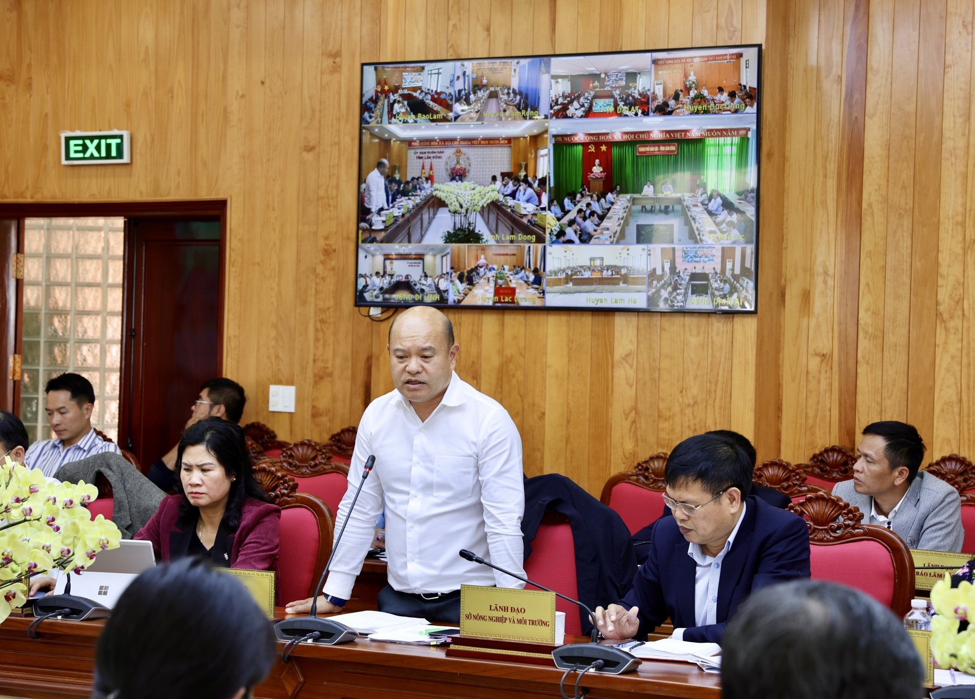 Phó Giám đốc Sở Xây dựng Bùi Quang Sơn báo cáo về tình hình xây dựng các quy hoạch, quy chế quản lý kiến trúc và tình hình đảm bảo an toàn giao thông…