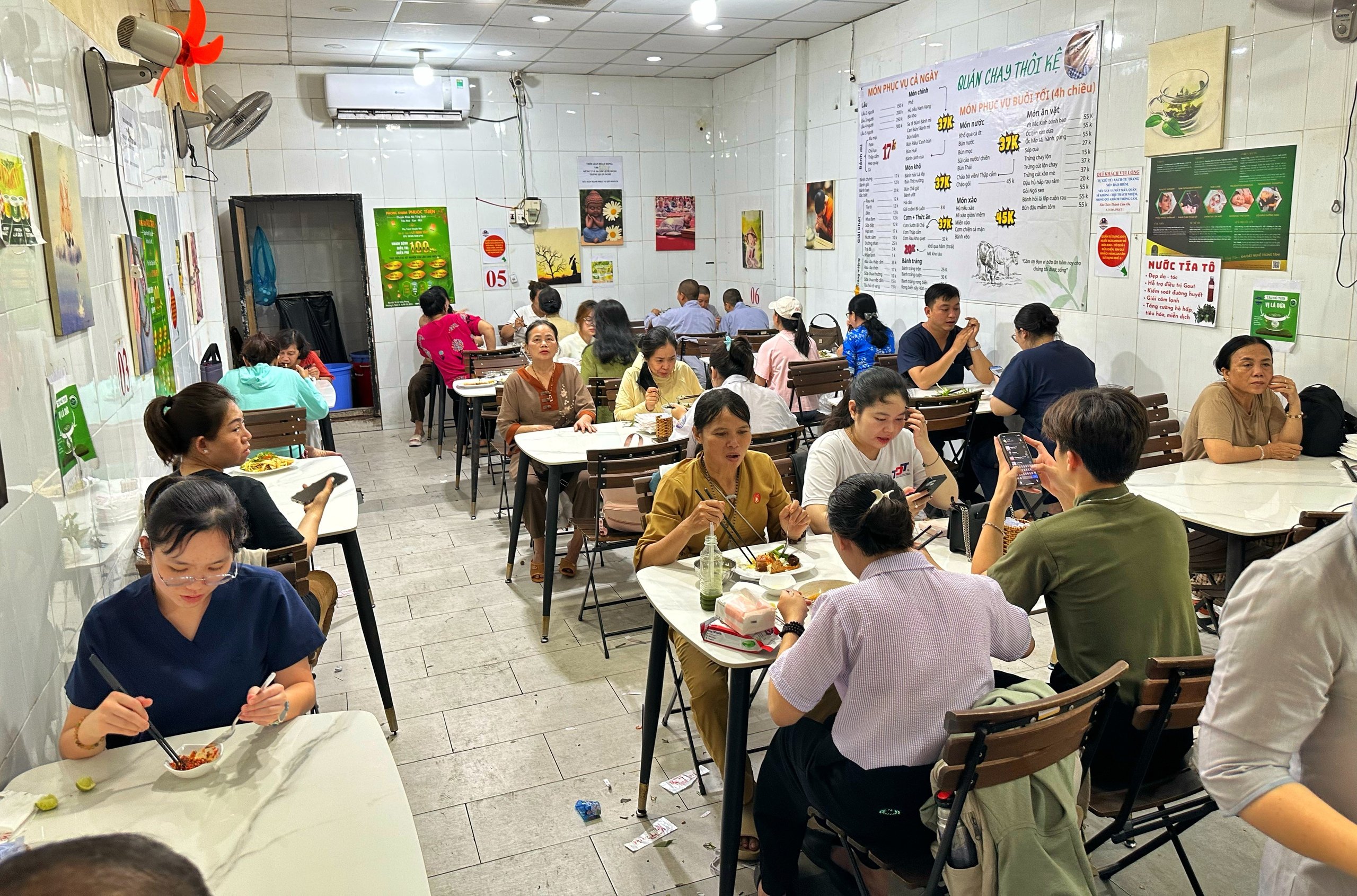 Khai mạc Vesak 2025: Quán chay cạnh Việt Nam Quốc Tự TP.HCM ùn ùn khách 'gấp 3 ngày thường!'- Ảnh 1.