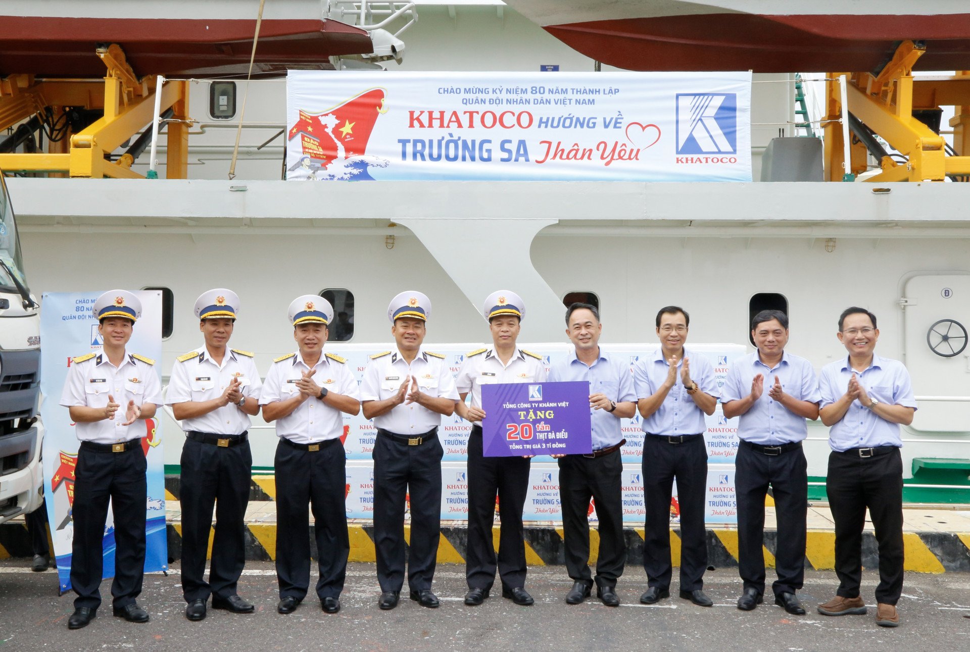 Ông Trần Minh Quang – Phó Bí thư Đảng ủy, Thành viên Hội đồng thành viên, Tổng Giám đốc Tổng Công ty Khánh Việt trao 20 tấn thịt đà điểu trị giá 3 tỷ đồng tặng quân và dân huyện đảo Trường Sa