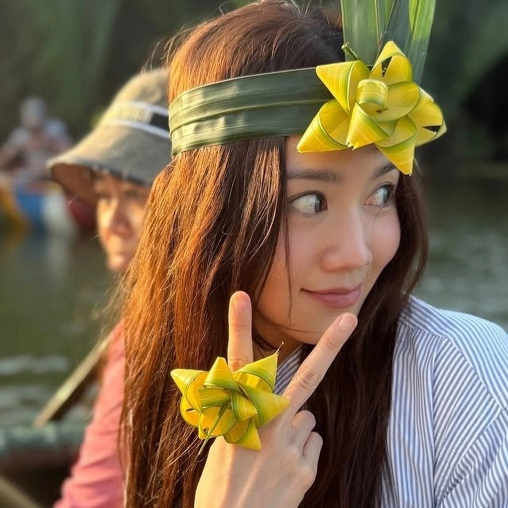 Thiên thần nội y đội nón lá, ngồi thuyền thúng khi tới Hội An du lịch - 1