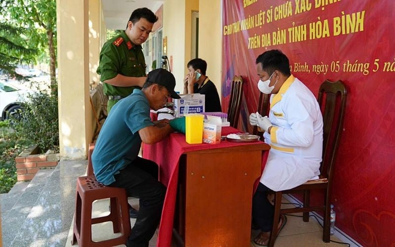 Thân nhân những liệt sĩ chưa xác định danh tính lấy mẫu ADN tại điểm thu thập mẫu cố định trên địa bàn tỉnh Hòa Bình. Ảnh: Công an tỉnh Hòa Bình