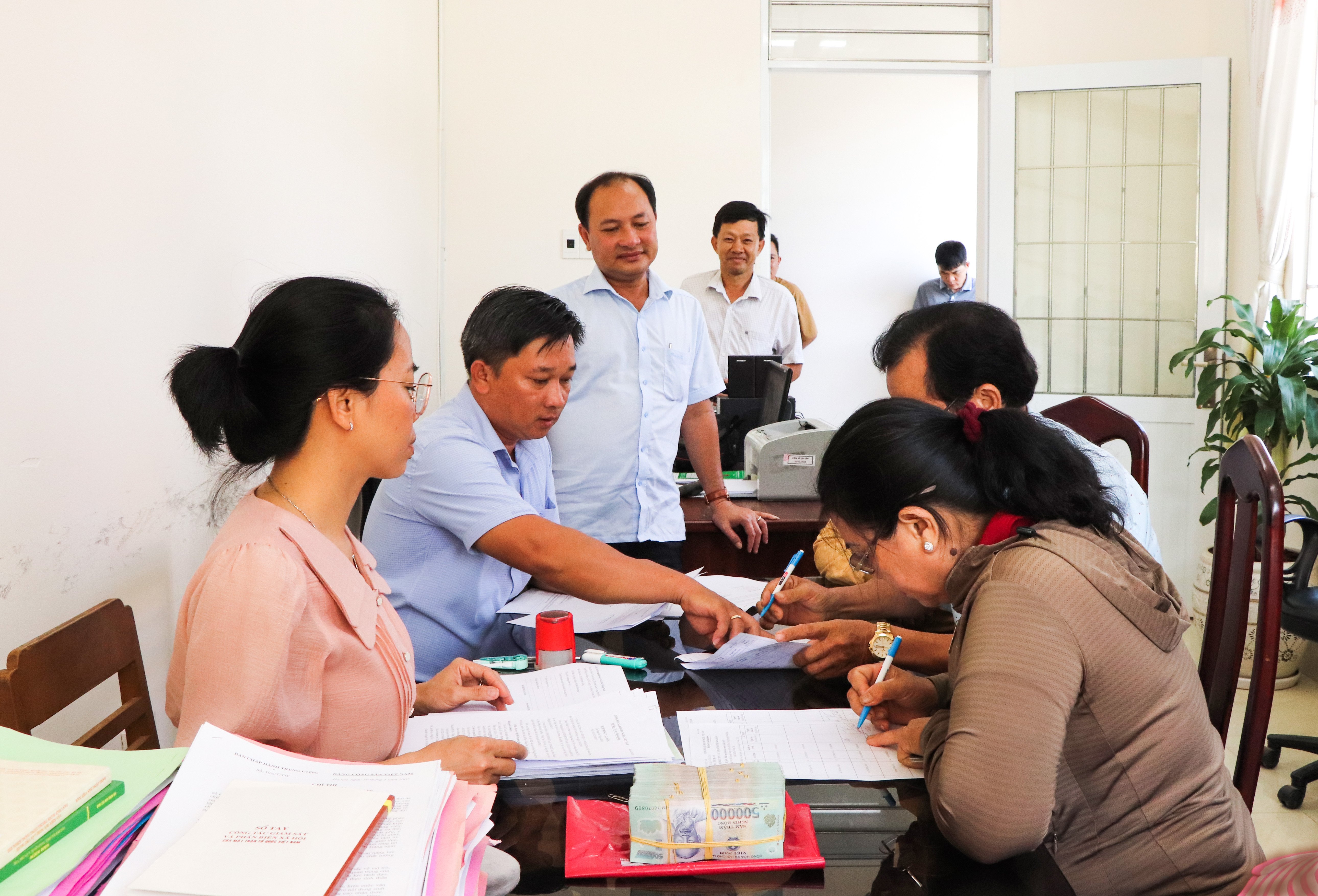 Quỹ HTND tỉnh giải ngân vốn vay cho hội viên  nông dân TT.Kim Long.