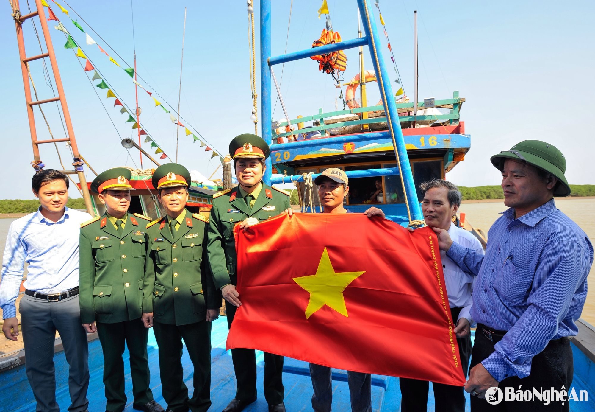 กองบัญชาการทหารจังหวัดมอบธงชาติให้ชาวประมงใน Quynh Luu ภาพโดย: Thanh Son