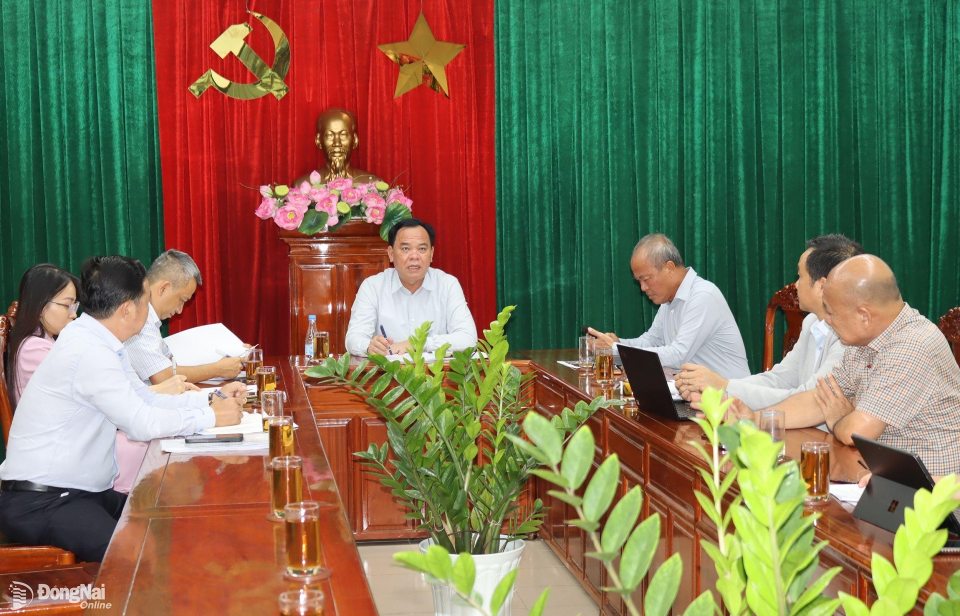 Chủ tịch UBND tỉnh Võ Tấn Đức chủ trì buổi làm việc với Tập đoàn Nam Long về đề xuất làm nhà ở xã hội. Ảnh: Hoàng Lộc
