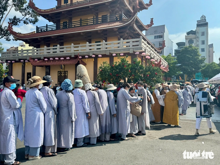 Người dân TP.HCM hoan hỉ vào chiêm bái xá lợi trái tim Bồ tát Thích Quảng Đức - Ảnh 4.