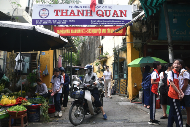 Mảng vữa liên tục rơi từ trên trần xuống lớp học, phụ huynh lo lắng cho con nghỉ học- Ảnh 1.