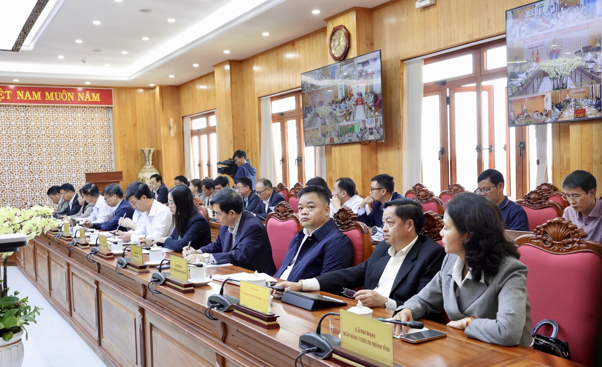 Lãnh đạo các sở ngành tham dự Hội nghị tại điểm cầu UBND tỉnh Lâm Đồng