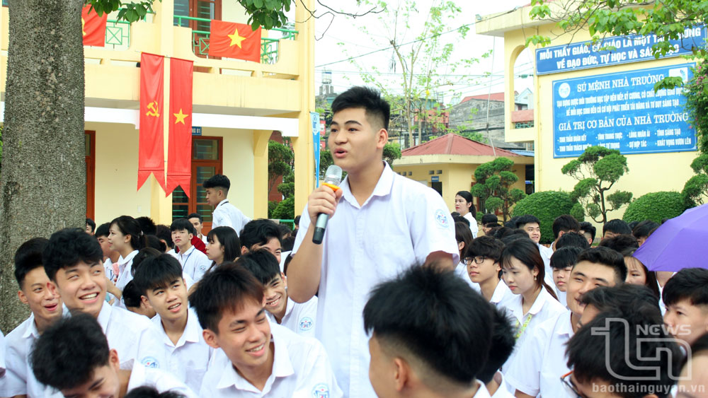 សិស្សានុសិស្សមកពីវិទ្យាល័យឌឿងទឺមិញបានធ្វើអន្តរកម្ម និងសួរសំណួរទៅកាន់អ្នកជំនាញប្រឹក្សាយោបល់នៅក្នុងកម្មវិធី។