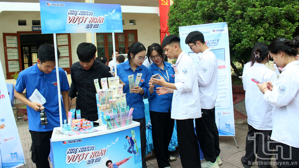 សិស្សានុសិស្សចូលរួមក្នុងសកម្មភាពបទពិសោធន៍នៅក្នុងកម្មវិធី។