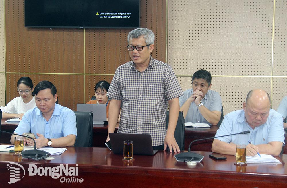 Giám đốc Sở Khoa học và công nghệ Tạ Quang Trường báo cáo các nội dung liên quan đến dự án Khu công nghệ thông tin tập trung. Ảnh: Lam Phương