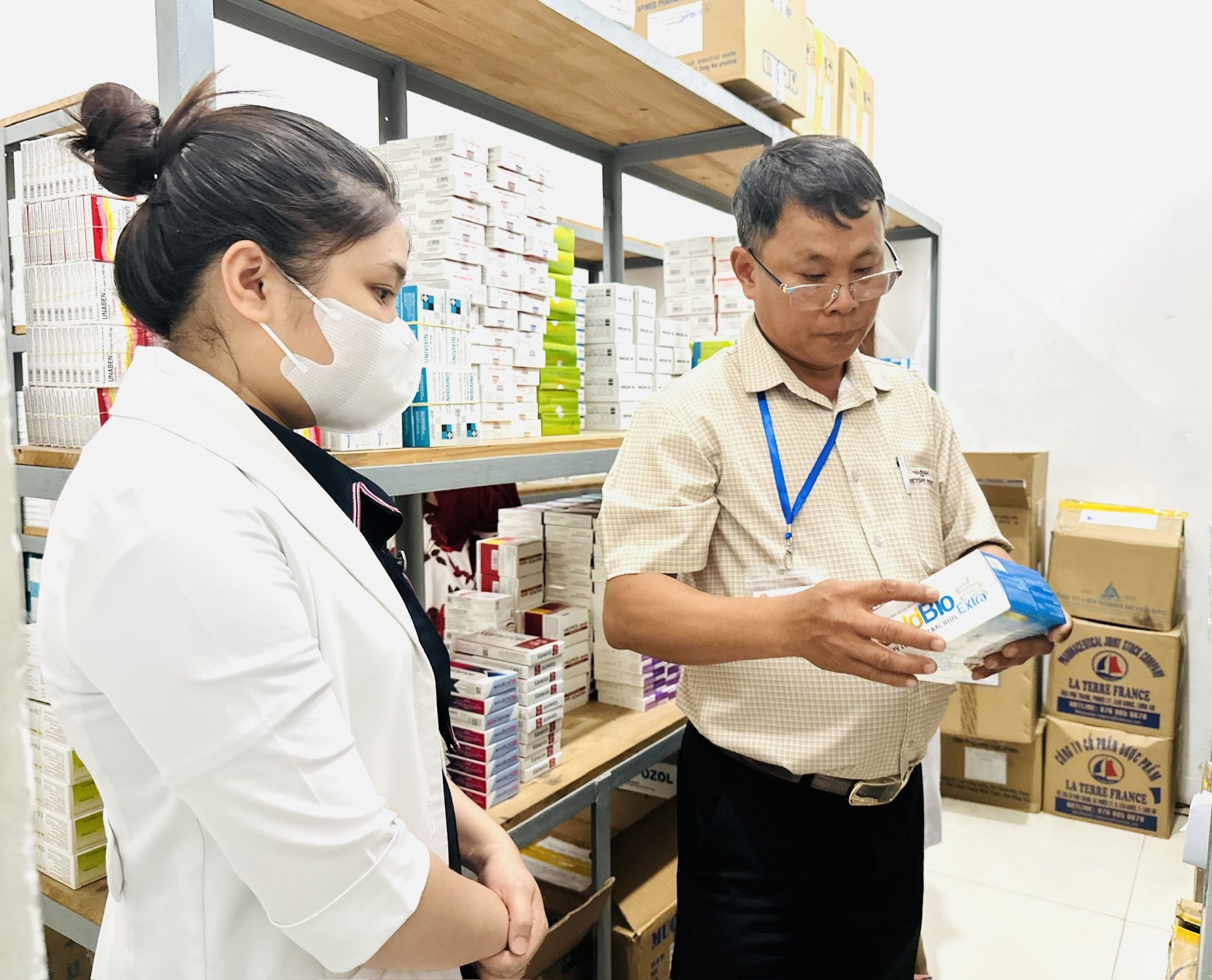 Thành viên đoàn kiểm tra kiểm tra sản phẩm thực phẩm, dinh dưỡng. Ảnh: YÊN LAN 