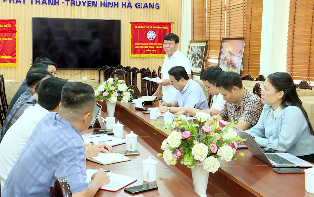 Đồng chí Mai Đức Thông, Tỉnh ủy viên, Tổng Biên tập Báo Tuyên Quang phát biểu tại buổi làm việc.