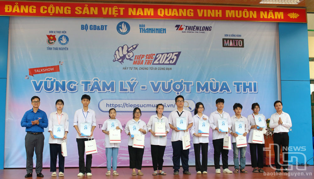 តំណាង​គណៈកម្មាធិការ​រៀបចំ​កម្មវិធី​បាន​ប្រគល់​អាហារូបករណ៍​ដល់​សិស្ស​ក្រីក្រ​ចំនួន ១០ នាក់​មកពី​វិទ្យាល័យ​ឌឿង​ទឺ​មិញ។