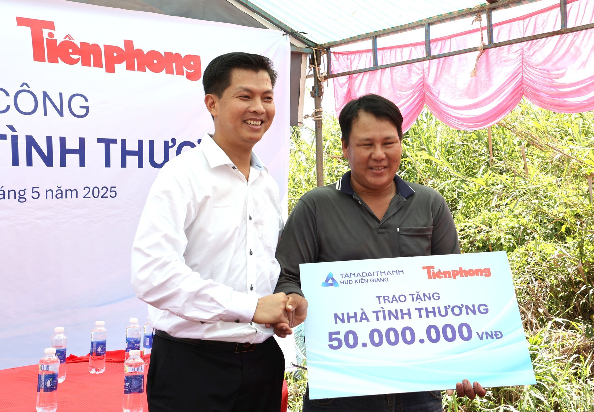 Ông Lê Văn Sơn trao bảng tượng trưng tặng nhà tình thương. Ảnh: Kiều Trang.