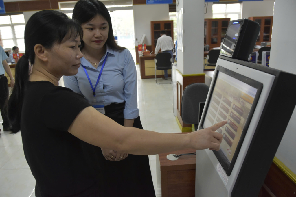 Cán bộ Chi nhánh Trung tâm phục vụ HCC Đầm Hà hướng dẫn người dân đăng ký giải quyết TTHC