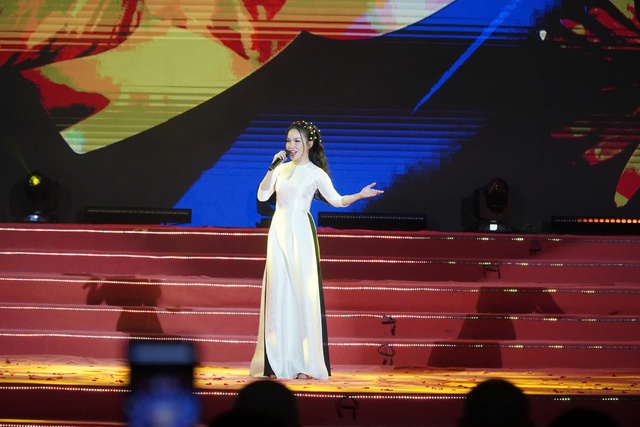 Đêm “Vesak thiêng liêng” lan tỏa giá trị hòa bình - Ảnh 2.