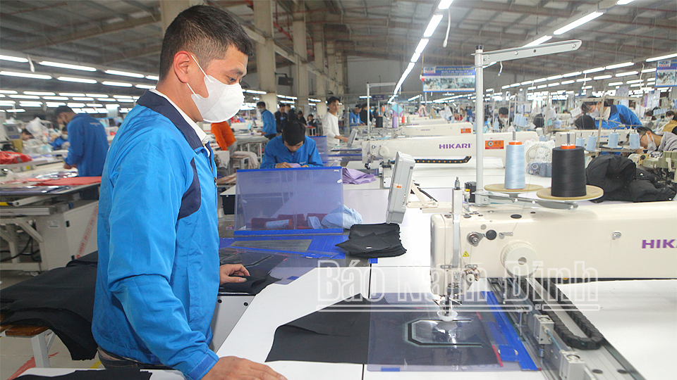 Sản xuất áo xuất khẩu tại Công ty Cổ phần May Nam Tiến (Nam Trực).