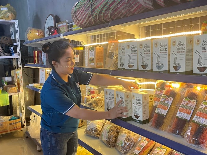 Cô gái Tày không ngừng học hỏi kiến thức mới, vận dụng mạng xã hội phát triển nghề bún khô truyền thống- Ảnh 2.