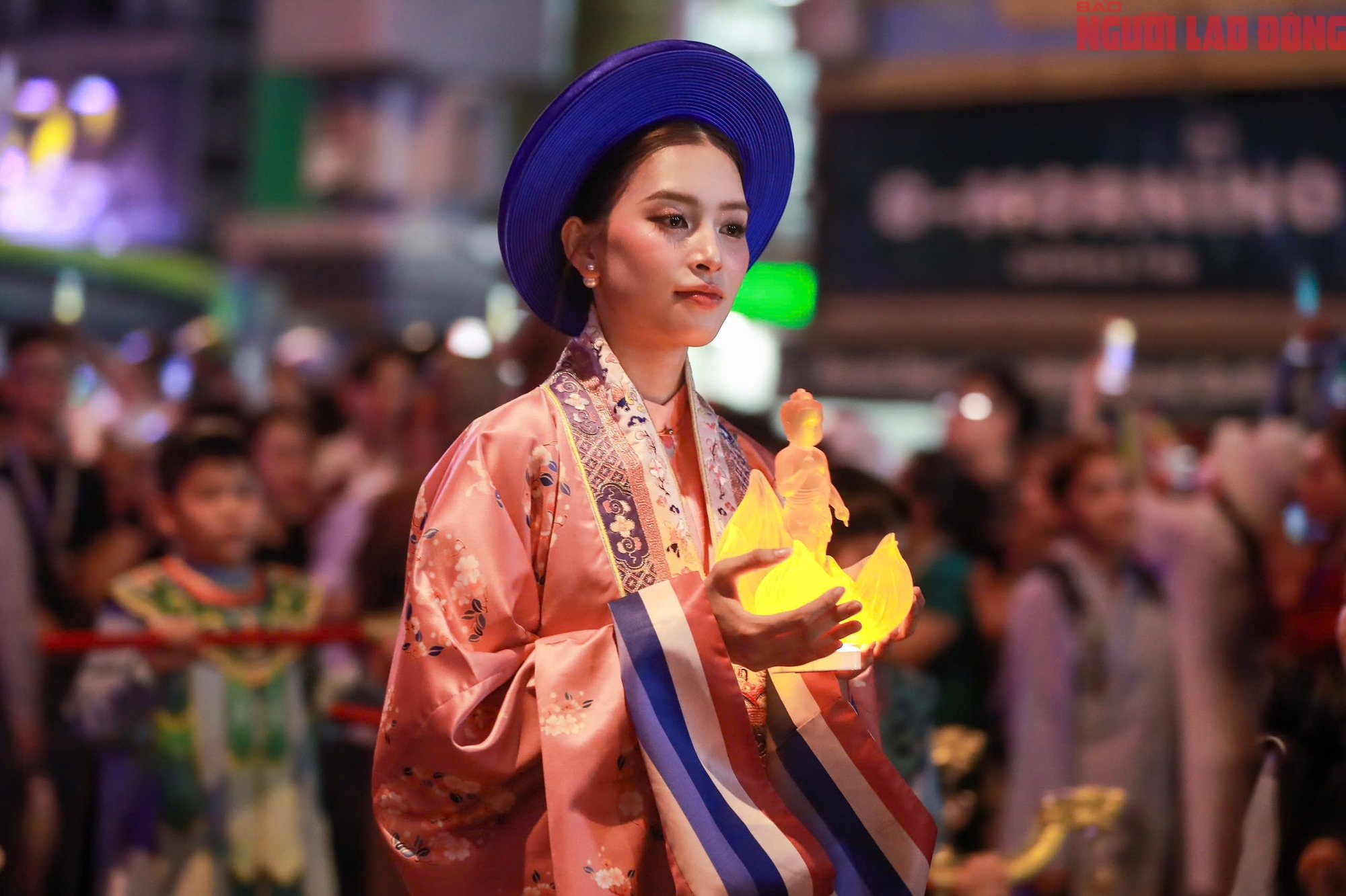 Dàn nghệ sĩ, hoa hậu tham gia rước kiệu, thỉnh tôn tượng Đức Phật đản- Ảnh 3.