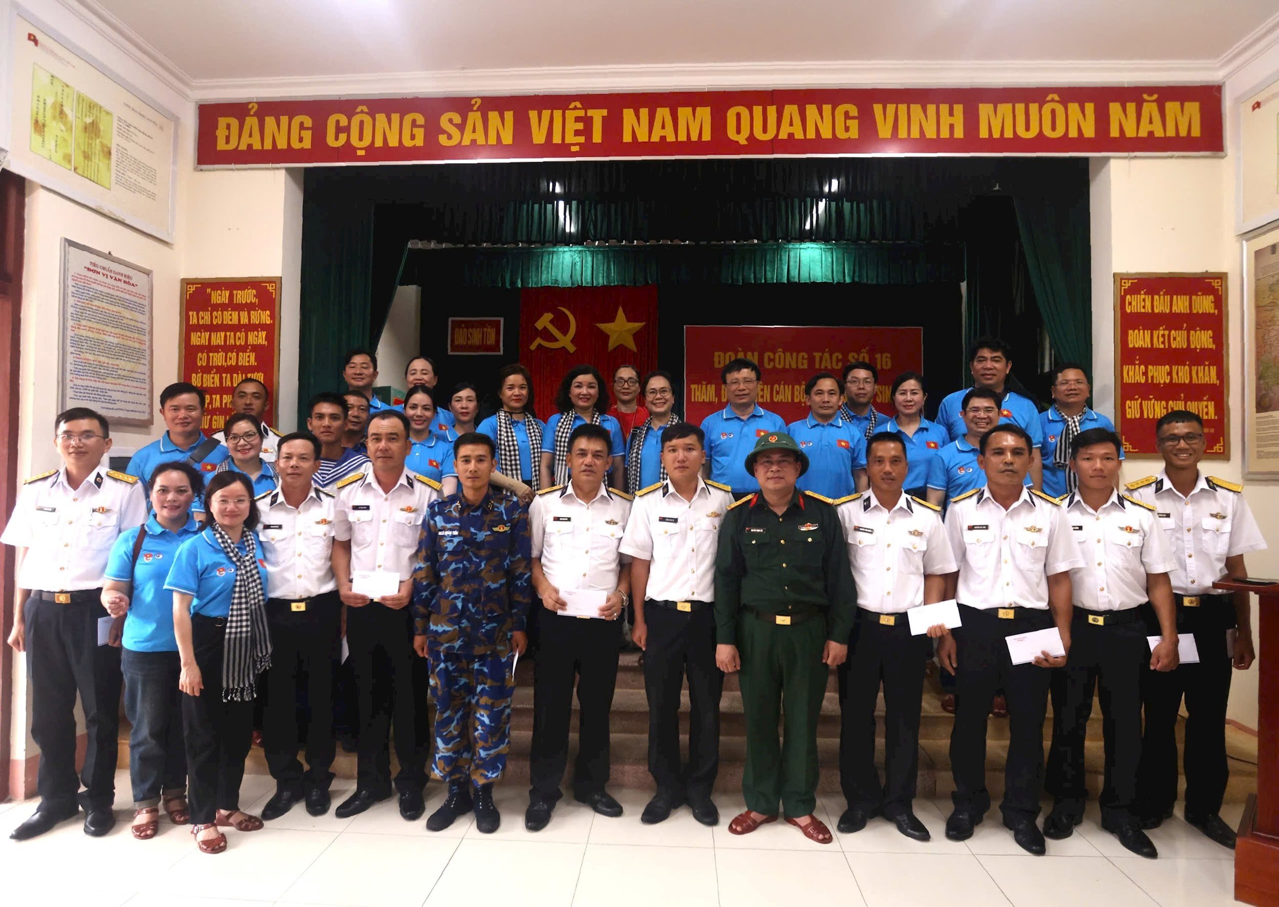 ជួបសំណេះសំណាលជាមួយនាយទាហាន និងទាហានមកពីខេត្ត Nghe An នៅកោះ Sinh Ton