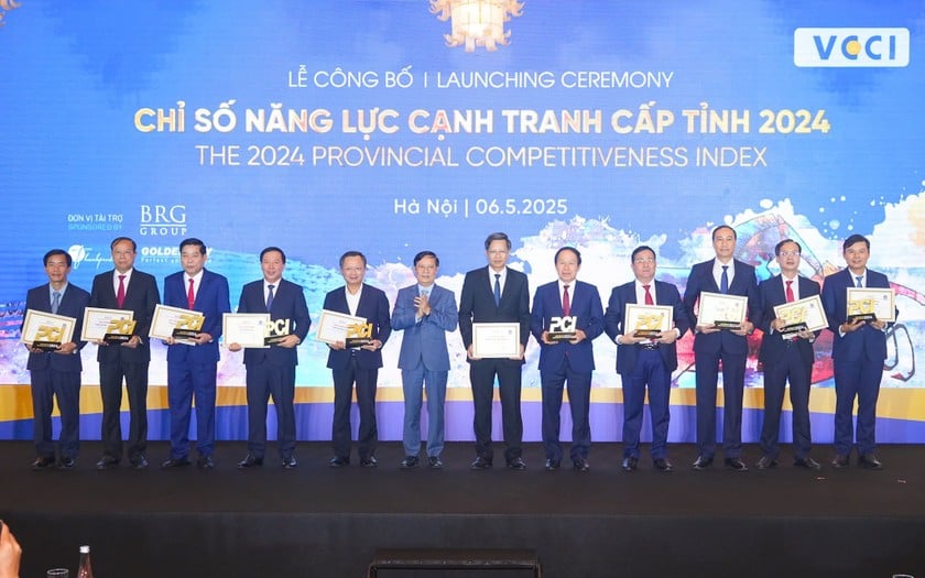 Trao Kỷ niệm chương và Giấy chứng nhận cho các tỉnh, thành phố có chất lượng điều hành kinh tế xuất sắc thuộc TOP 10 tỉnh, thành phố có điểm PCI năm 2024 hàng đầu Việt Nam.