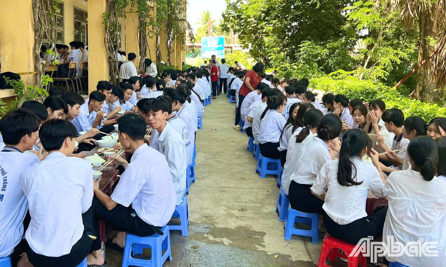 cổ vũ, động viên, sự sẻ chia, đồng hành sâu sắc từ thầy cô và cả cộng đồng dành cho các em học sinh trước bước ngoặt quan trọng của cuộc đời.