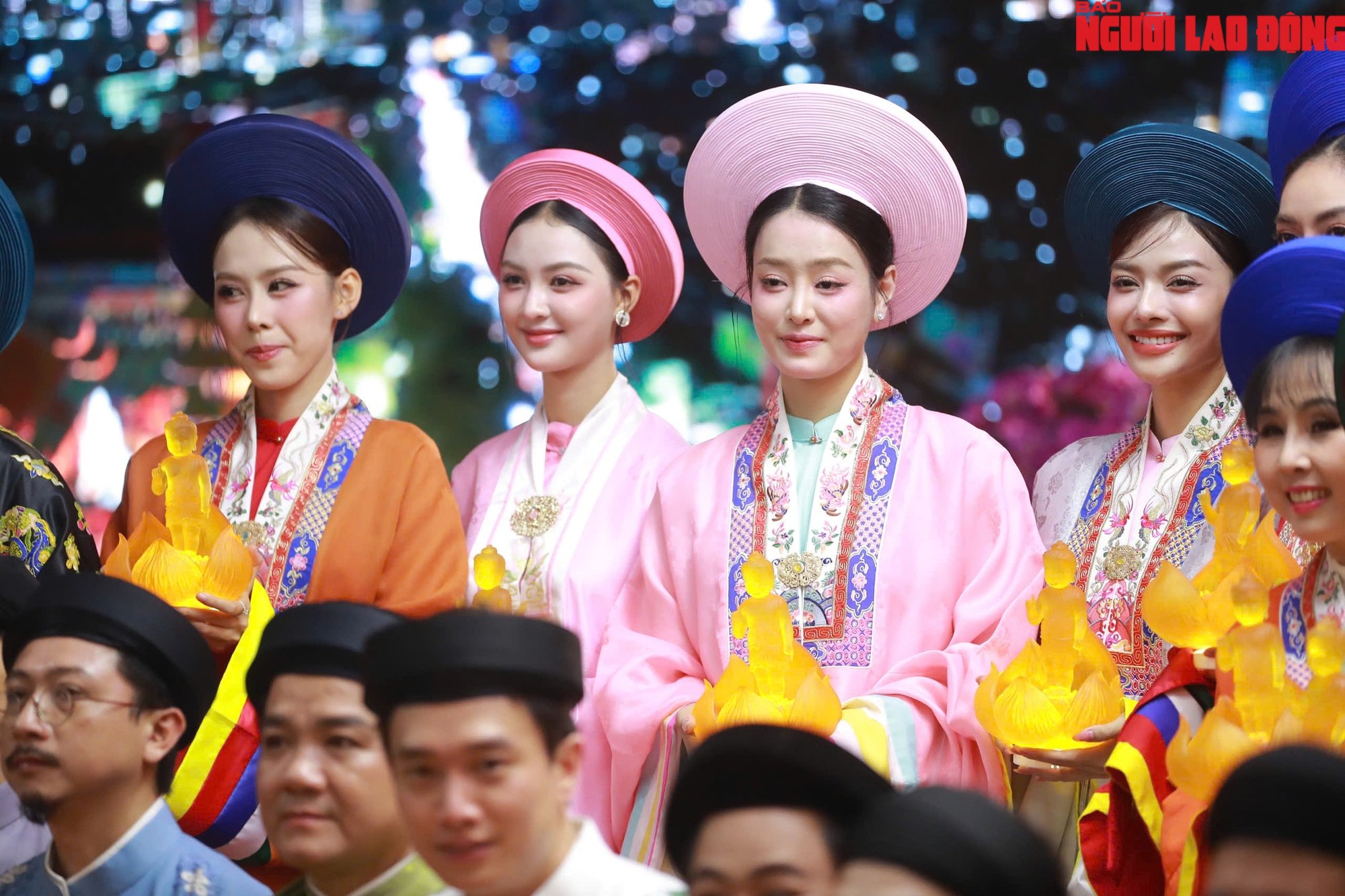 Dàn nghệ sĩ, hoa hậu tham gia rước kiệu, thỉnh tôn tượng Đức Phật đản- Ảnh 4.