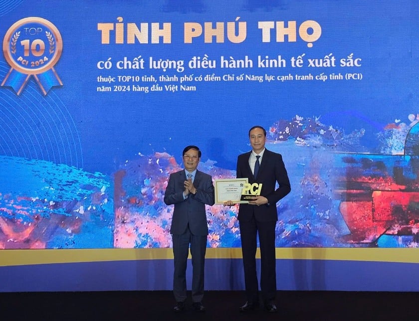 Ông Phùng Khánh Tài - Phó Bí thư Tỉnh ủy Phú Thọ nhận chứng nhận Chỉ số PCI cấp tỉnh cho 10 địa phương đứng đầu cả nước. Ảnh: Phutho.gov.vn