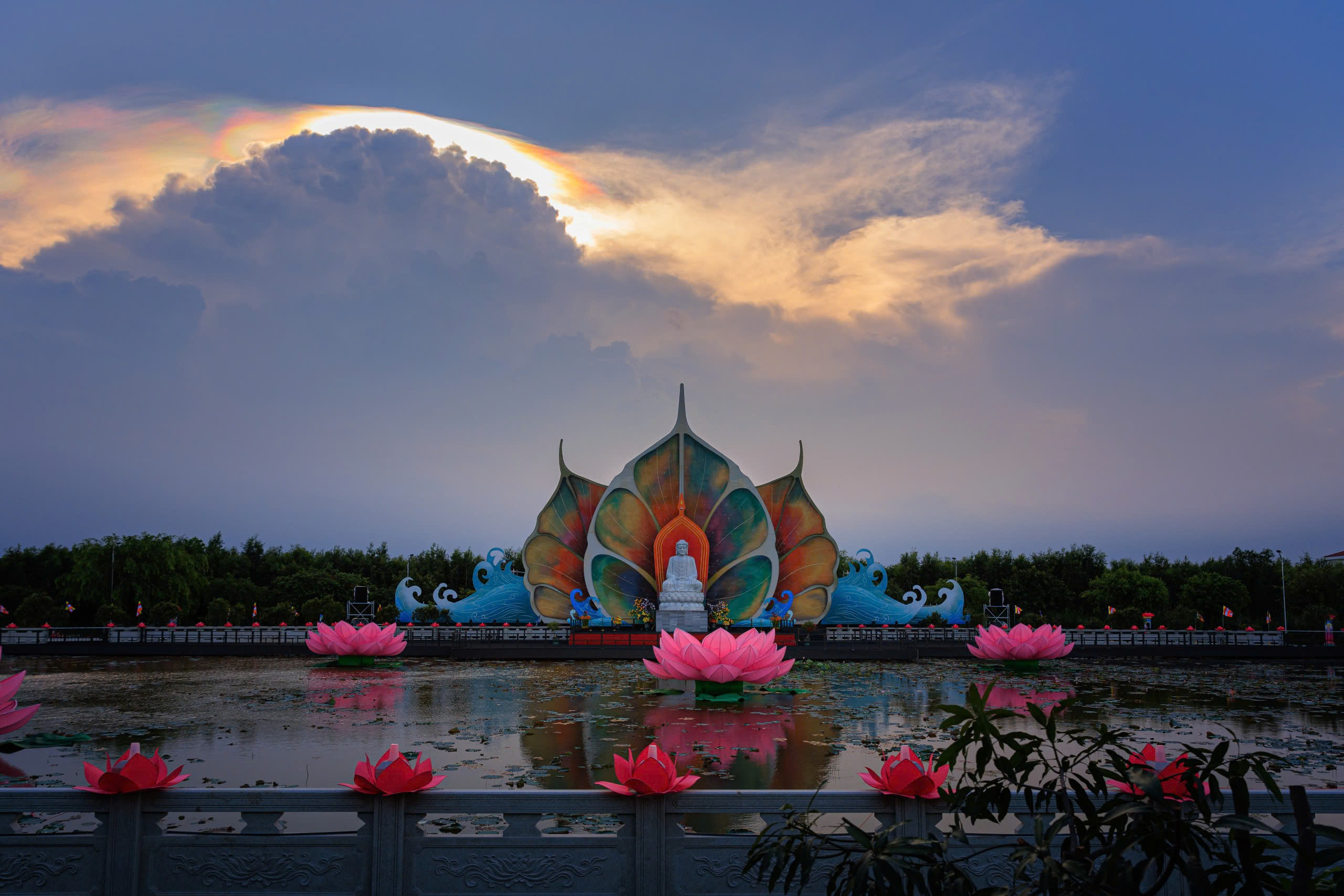 ពពកចម្រុះពណ៌លេចឡើងនៅ Binh Chanh ដែលជាកន្លែងសម្រាប់ពិធីបុណ្យវិសាខបូជា 2025