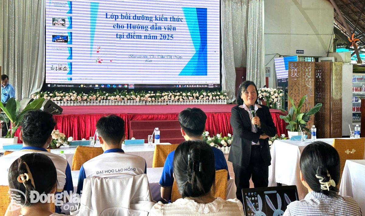 Lớp bồi dưỡng kiến thức hướng dẫn viên du lịch tại điểm sáng 6-5. Ảnh: Ngọc Liên