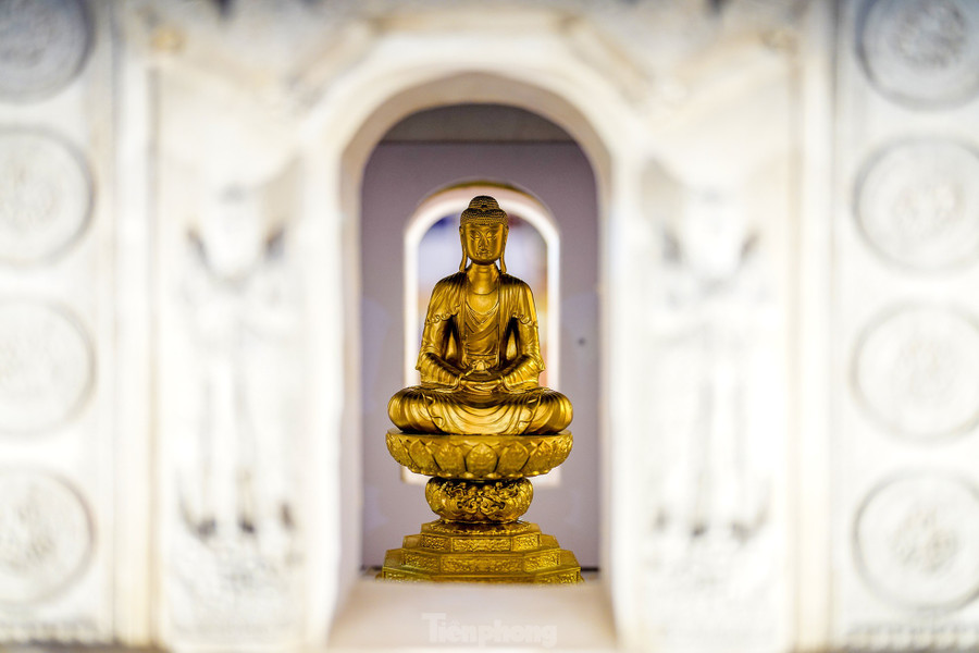 Tháp được vị hoàng đế thứ ba của nhà Lý (Lý Thánh Tông) xây trong những năm 1057-1066 tại chùa Vạn Phúc núi Tiên Du (nay là chùa Phật Tích, huyện Tiên Du, tỉnh Bắc Ninh). Trong lòng tháp đặt “pho tượng mình vàng cao 6 thước&quot;. Bốn phía có bát bộ kim cương trấn giữ, bảo hộ Phật pháp. Quanh tháp tụ hội các chim thần Ca Lâng Tân Già, cất tiếng hót từ nơi Cực Lạc. Những điêu khắc rồng, hoa dây thể hiện trình độ tạo tác tuyệt hảo của nghệ nhân, biểu đạt tư duy quảng đại, duy mỹ của cả một thời đại.