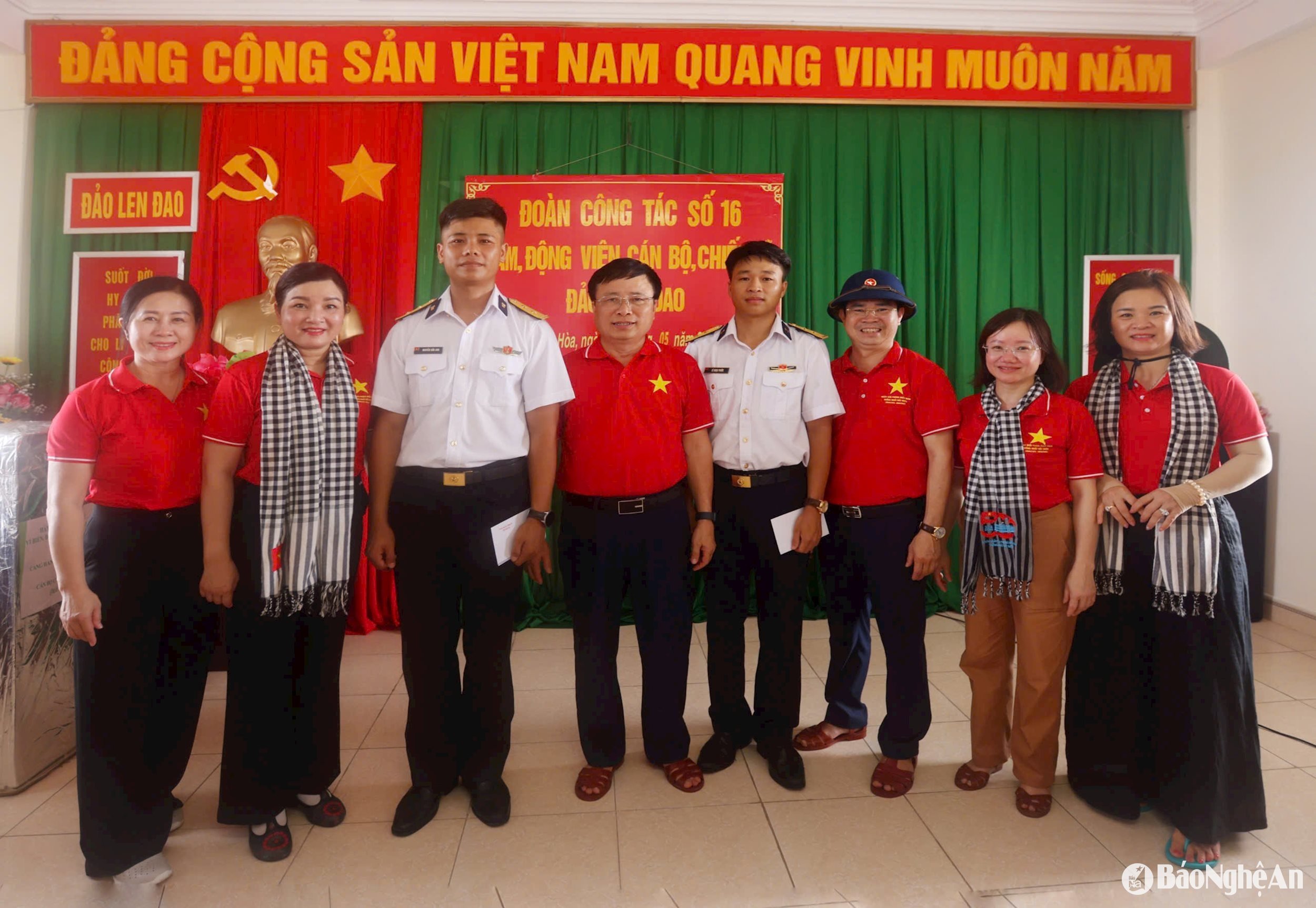 ជួបជាមួយទាហាននៅកោះ Len Dao