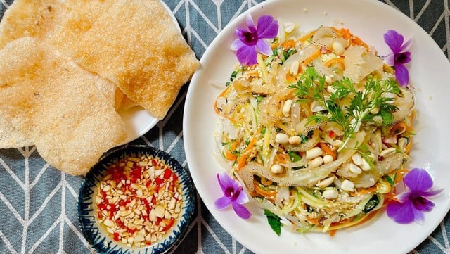 Vào hè nắng nóng, giải nhiệt ngay với 3 món nộm từ sứa biển dễ làm mà rất thơm ngon, hết sạch mùi tanh- Ảnh 2.