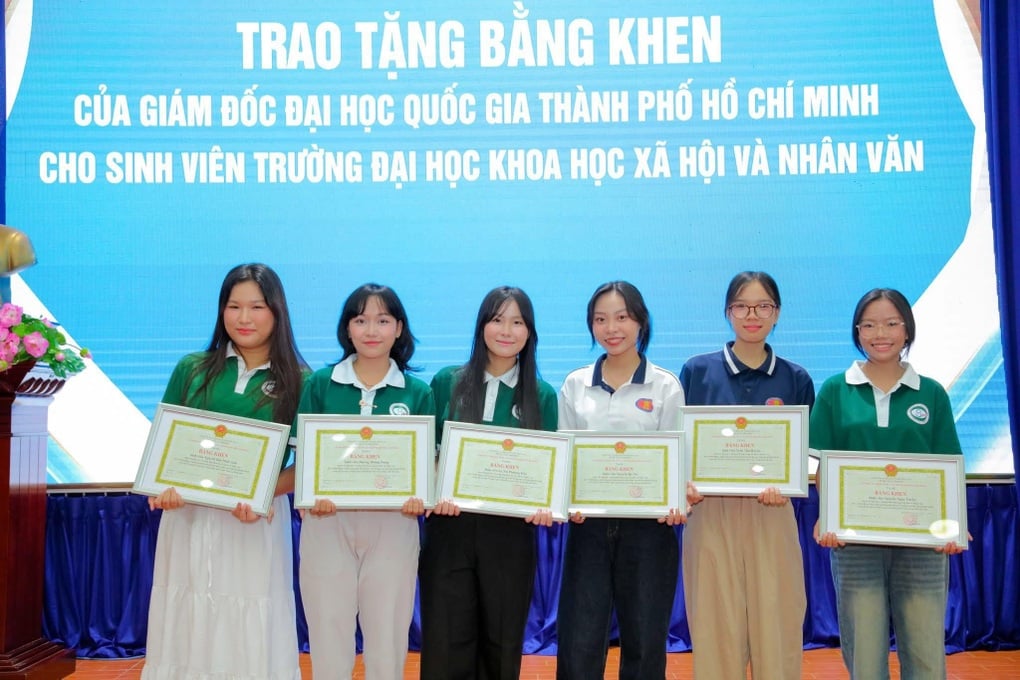 6 nữ sinh được nhận bằng khen vì mời cựu chiến binh cùng xem diễu binh - 1