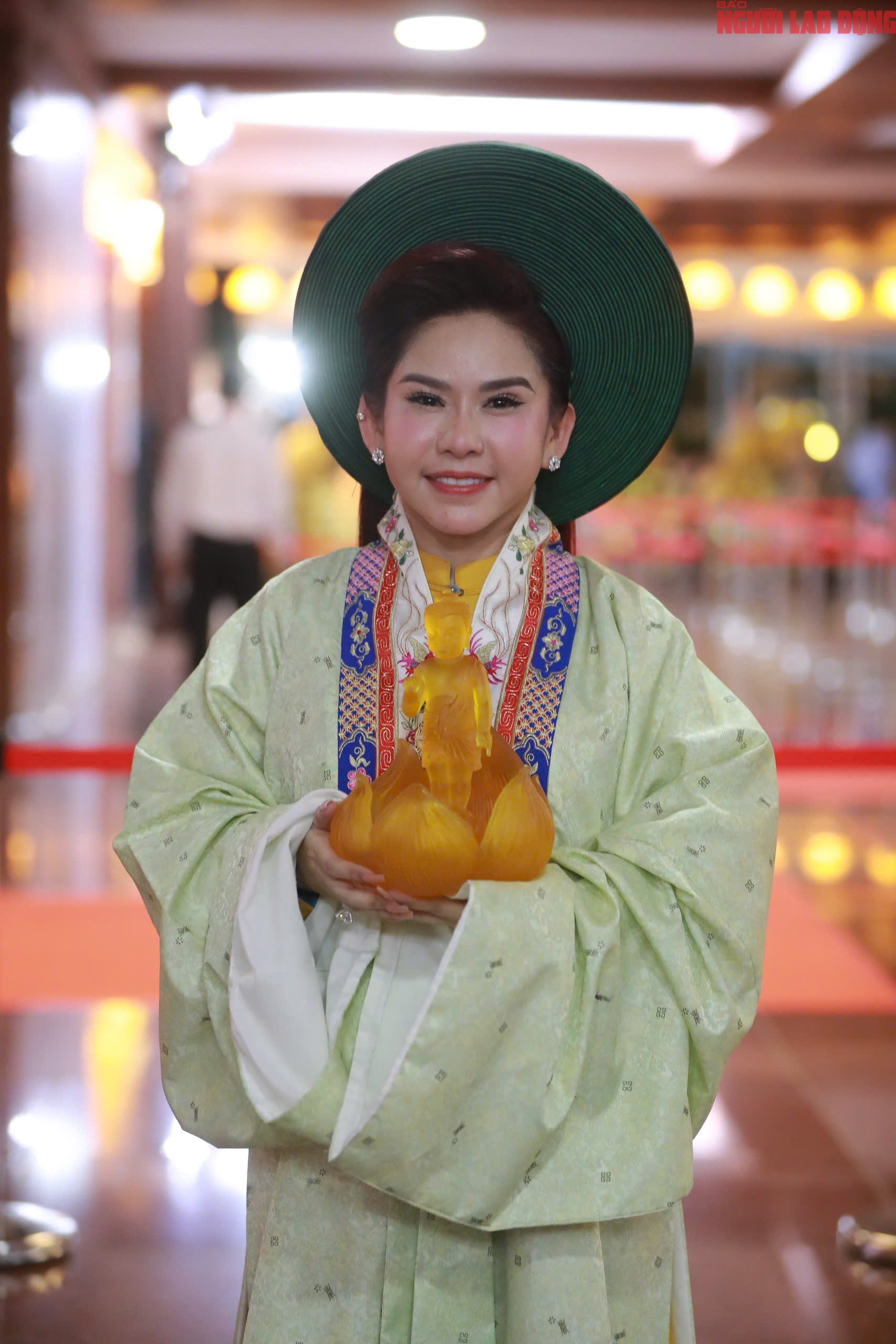 Dàn nghệ sĩ, hoa hậu tham gia rước kiệu, thỉnh tôn tượng Đức Phật đản- Ảnh 2.