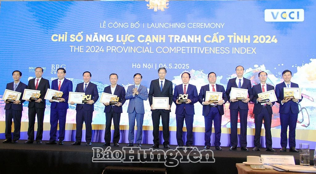 Đồng chí Nguyễn Lê Huy, Ủy viên Ban Thường vụ Tỉnh ủy, Phó Chủ tịch Thường trực UBND tỉnh Hưng Yên nhận Kỷ niệm chương địa phương trong top 10 PCI 2024