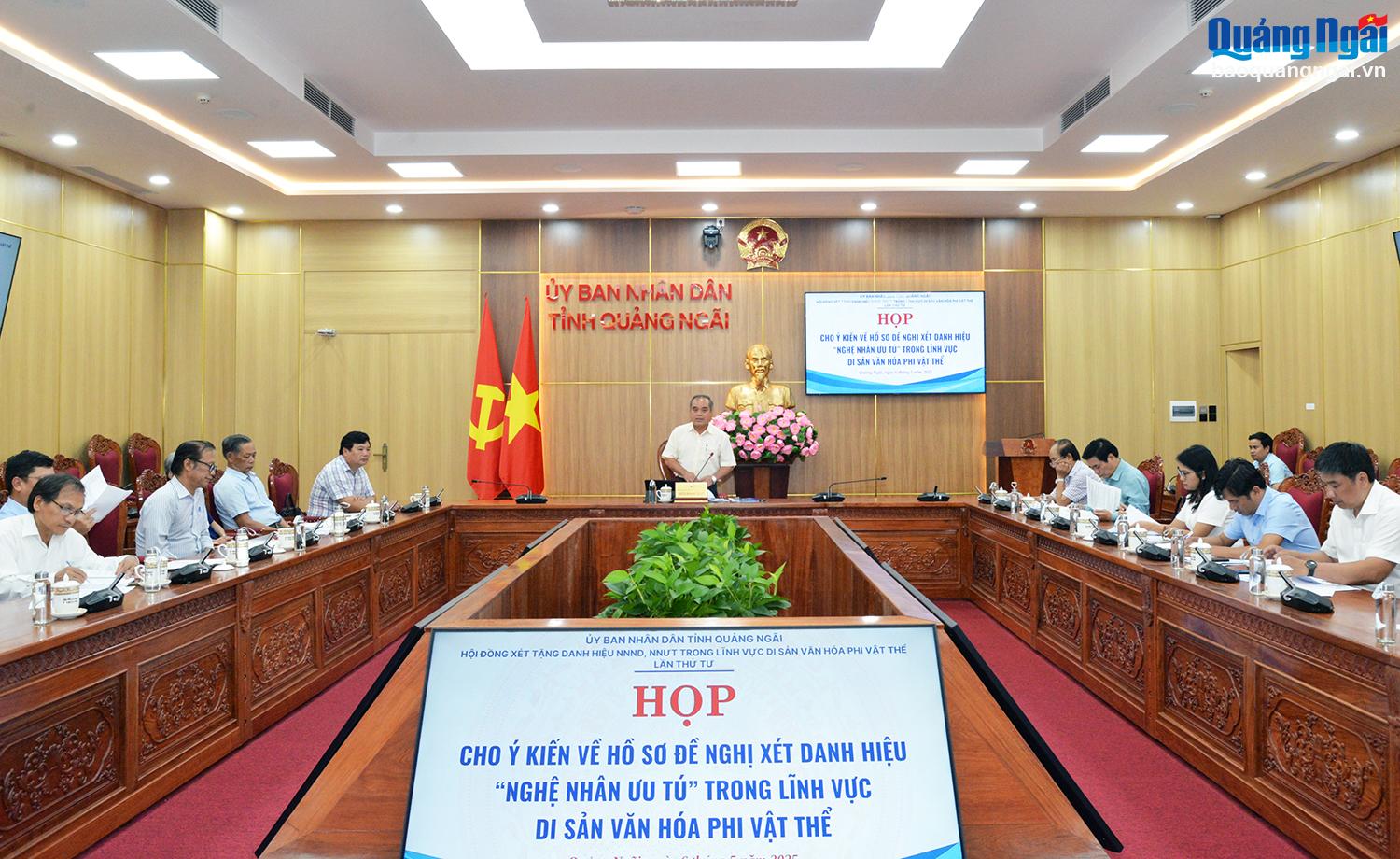 Quang cảnh cuộc họp.