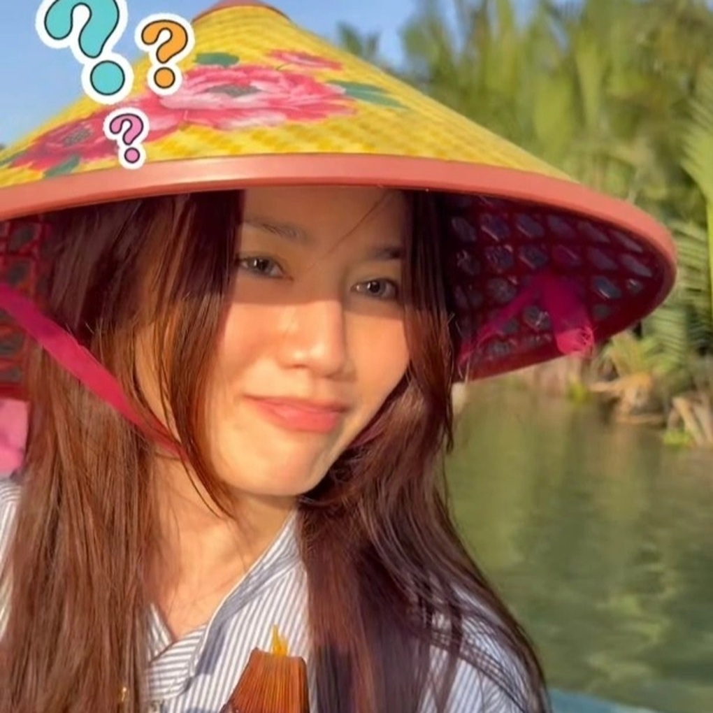 Thiên thần nội y đội nón lá, ngồi thuyền thúng khi tới Hội An du lịch - 2