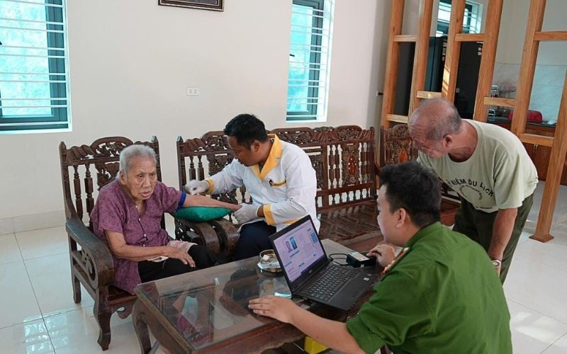 Những thân nhân liệt sĩ cao tuổi được linh động lấy mẫu ADN tại nhà. Ảnh: Công an tỉnh Hòa Bình