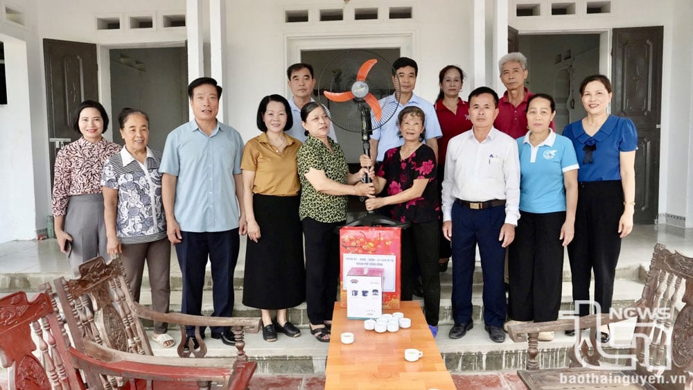 Lãnh đạo thành phố Sông Công tặng quà và hiện vật cho một hộ gia đình mới được hỗ trợ kinh phí làm nhà ở tại phường Cải Đan.