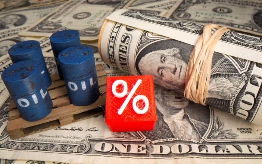 Đồng USD giảm là một trong những yếu tố hỗ trợ giá dầu tăng tốc. Ảnh minh họa: Reuters 