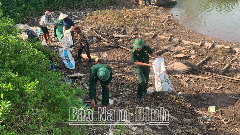 Hội viên phụ nữ huyện Giao Thuỷ phối hợp với Đồn Biên phòng Ba Lạt dọn vệ sinh môi trường trên địa bàn xã Giao Lạc.