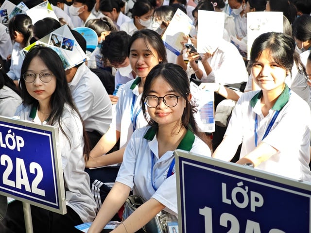 Lừa đảo điều chỉnh đăng ký thi tốt nghiệp, phụ huynh mất tiền, trường học cảnh báo - Ảnh 1.