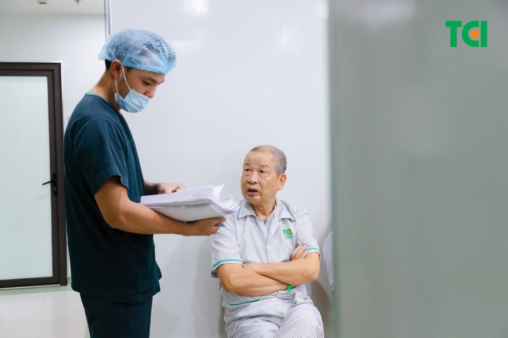 Thắp sáng cho đôi mắt mờ đục tuổi 80 nhờ kỹ thuật Phaco - 1