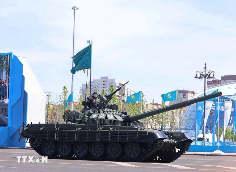 [Ảnh] Tổng Bí thư dự Lễ duyệt binh kỷ niệm 80 năm Ngày Chiến thắng phát xít ở Kazakhstan ảnh 7