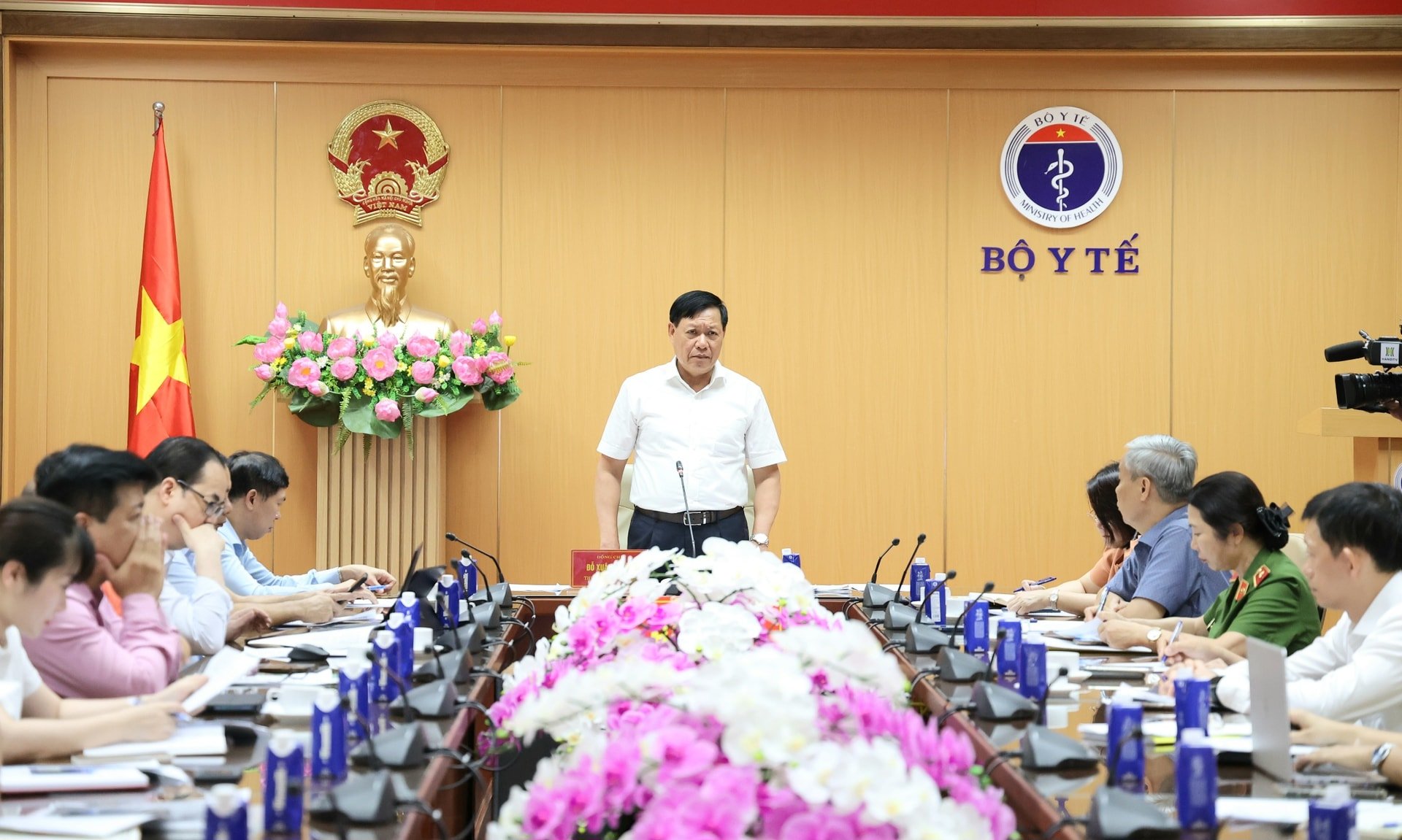 Thứ trưởng Thường trực Y tế Đỗ Xuân Tuyên chủ trì hội nghị trực tuyến của Bộ Y tế với các địa phương vào sáng 7
