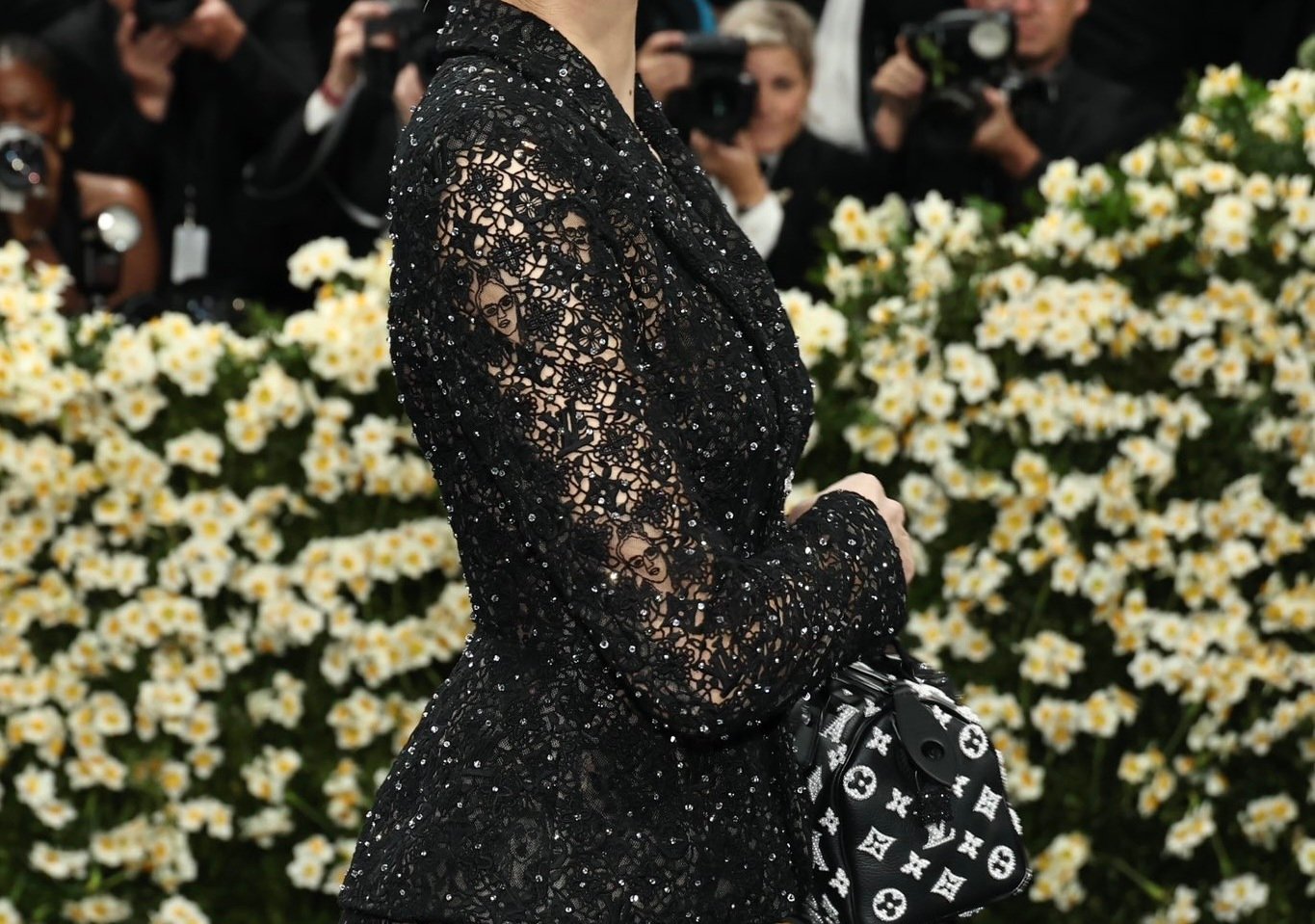 Sự thật về trang phục gợi cảm bị ném đá của Lisa tại Met Gala - 3